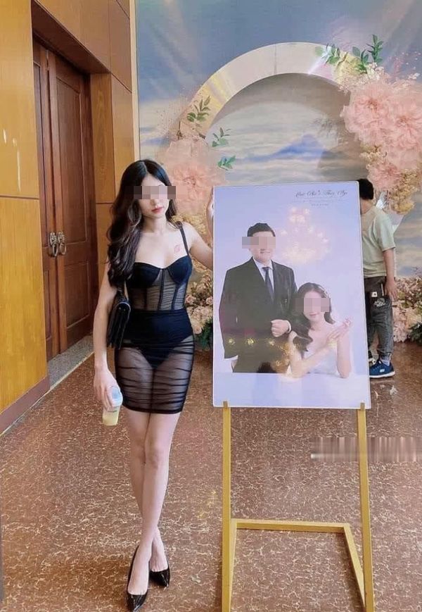 美女穿三點式透視裝，出席婚禮