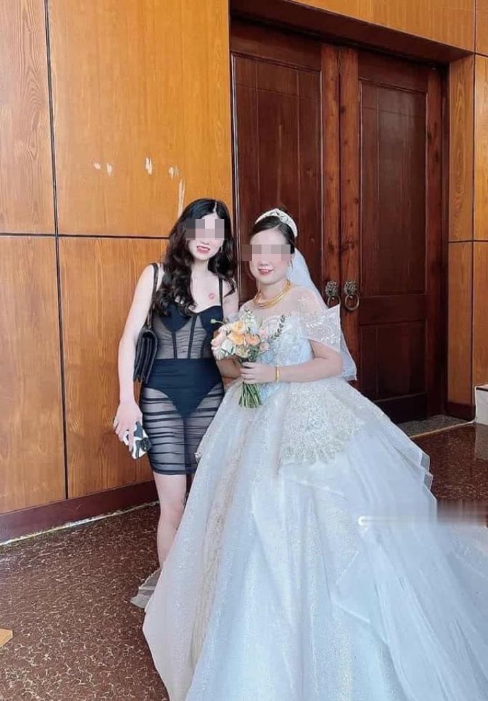 美女穿三點式透視裝，出席婚禮