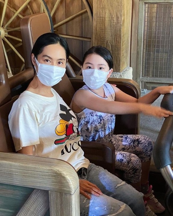 本以為邱淑貞女兒夠美了，但看到了朱茵女兒，全世界等她長大