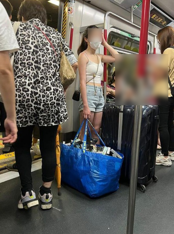 性感少女銅鑼灣馬路 倒瀉大批避孕套