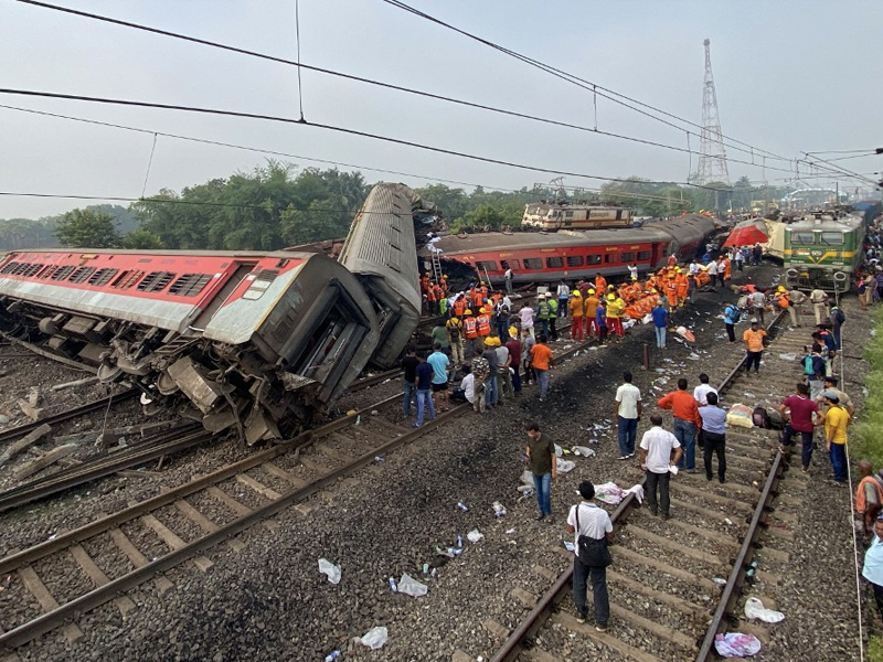 印度嚴重火車相撞 釀近 300 死 850 傷