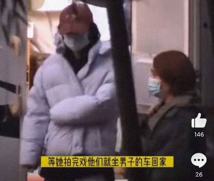藝人黃曉明，被爆摸女伴屁股