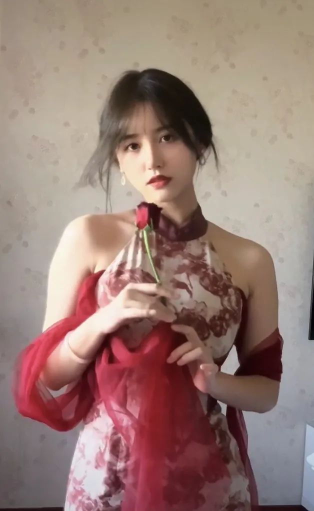 長相清純、身材凹凸有致 女模特成抖音女神