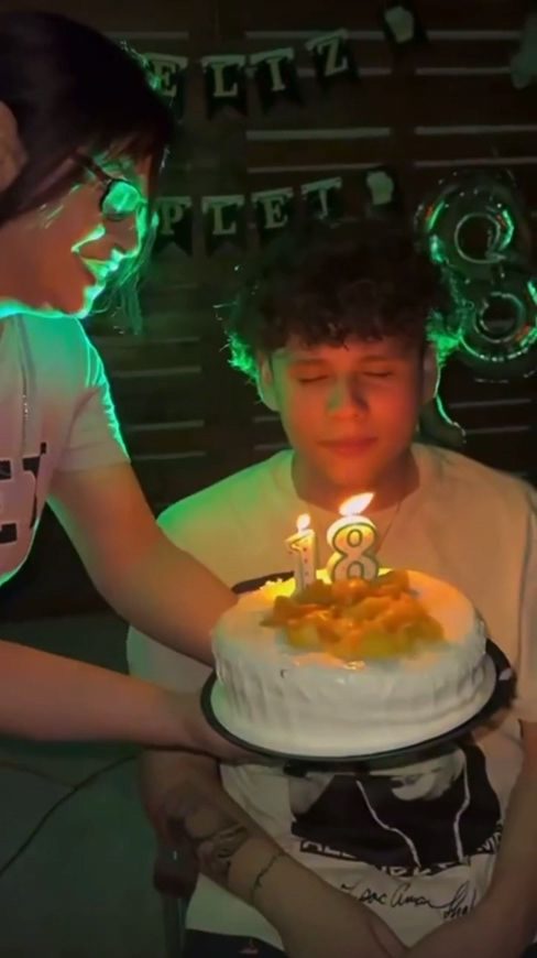 【影片瘋傳】媽媽請脫衣女郎 替兒子慶祝18歲生日