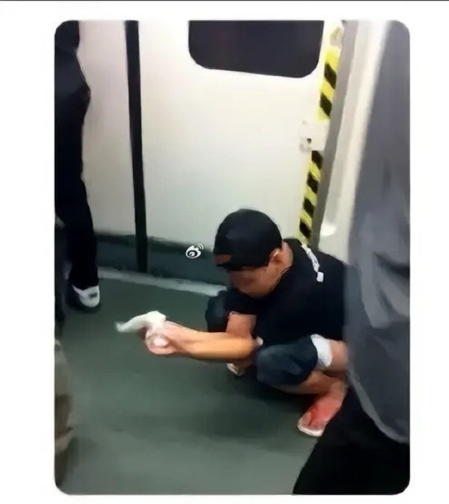 有乘客在地鐵車廂大便，瞬間造成民眾恐慌
