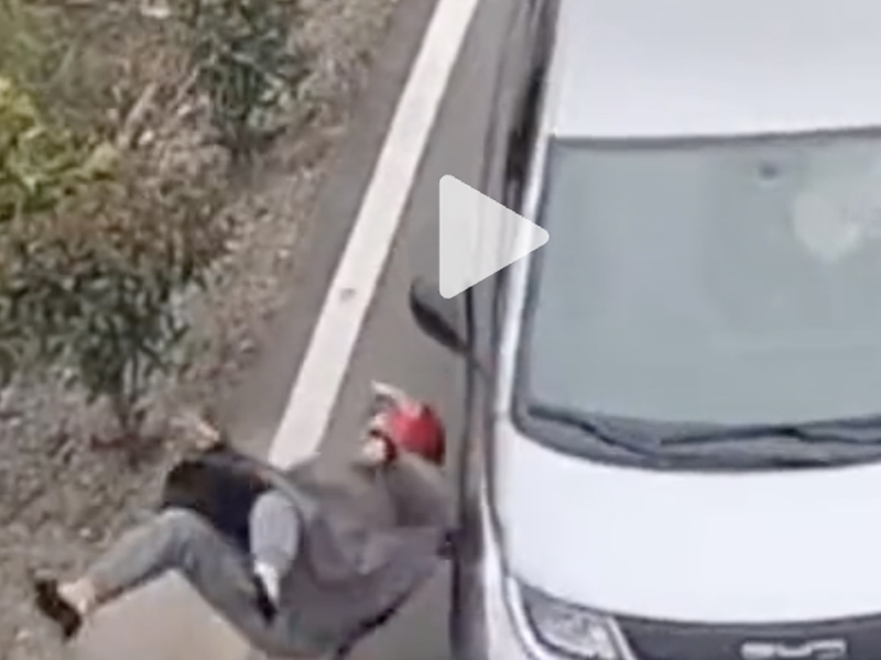 視頻：男子開車撞飛路人，後來發現是自己老母