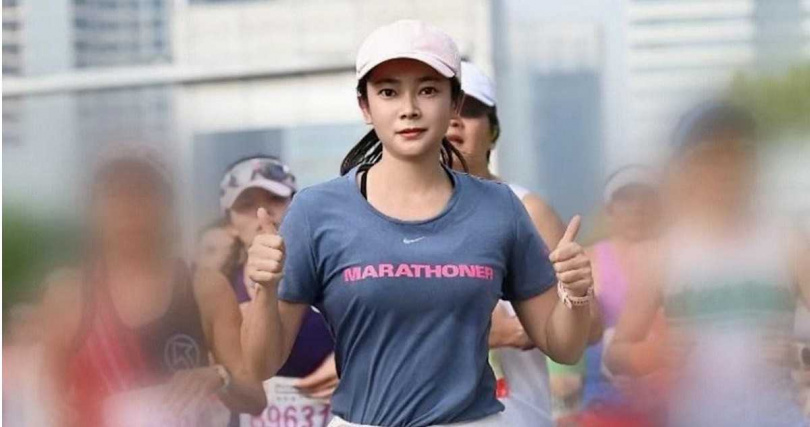 馬拉松正妹半途脫衣曬性感 真面目曝光
