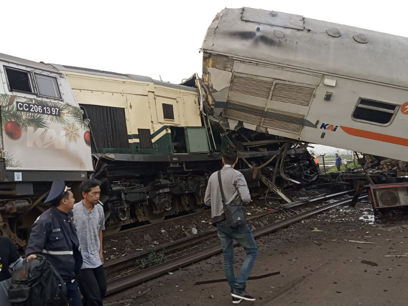 印尼火車相撞 現場畫面曝光 印尼火車相撞 現場畫面曝光