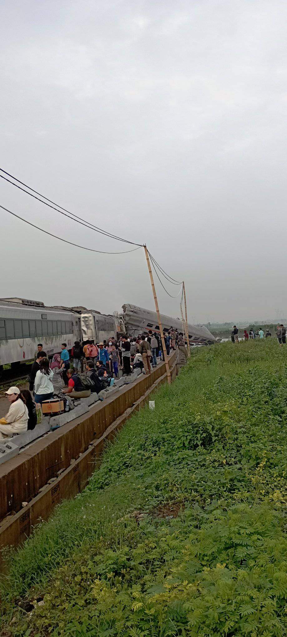 印尼火車相撞 現場畫面曝光