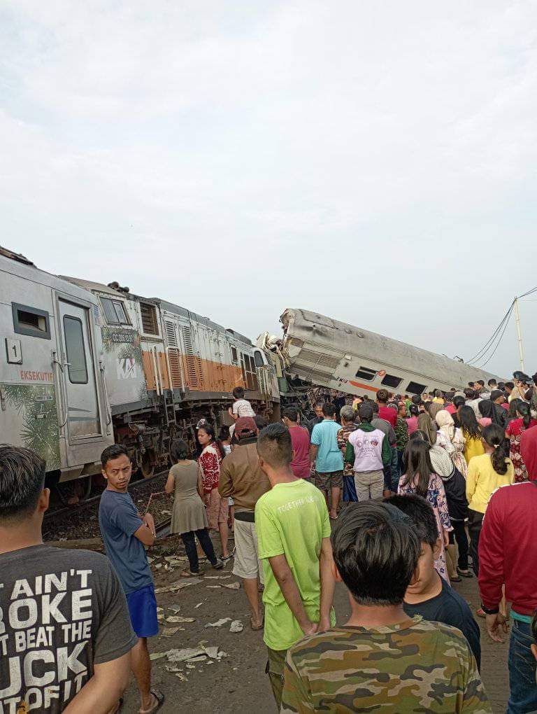 印尼火車相撞 現場畫面曝光