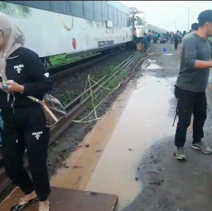 印尼火車相撞 現場畫面曝光 印尼火車相撞 現場畫面曝光