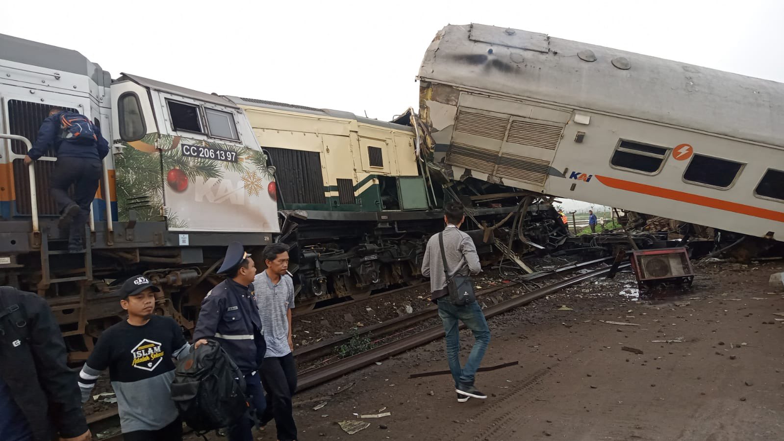 印尼火車相撞 現場畫面曝光 印尼火車相撞 現場畫面曝光