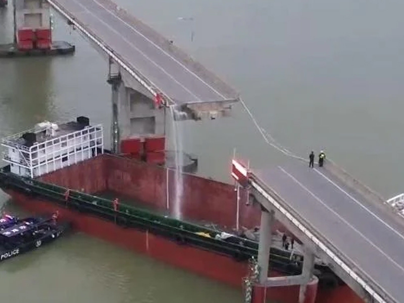 廣州大橋遭貨船撞斷成兩截，有車跌落水