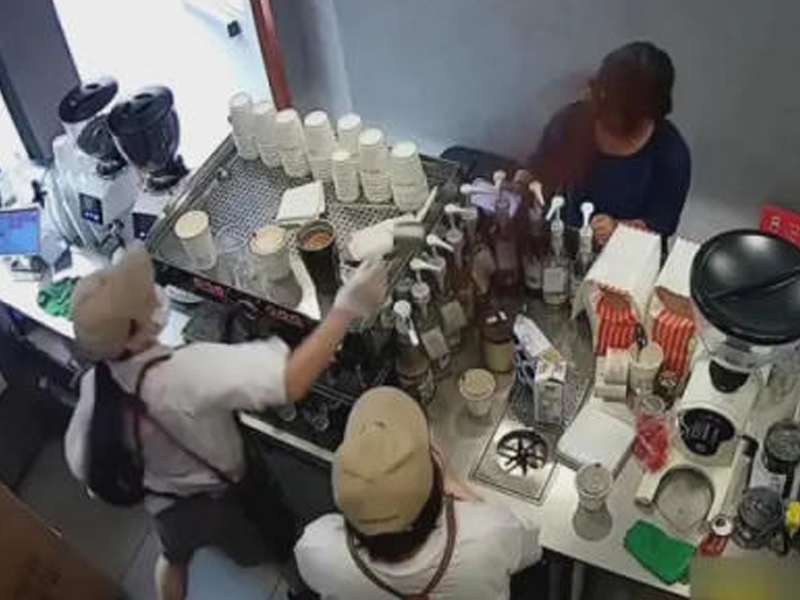 女店員向顧客潑咖啡,爭執視頻曝光 女店員向顧客潑咖啡,爭執視頻曝光