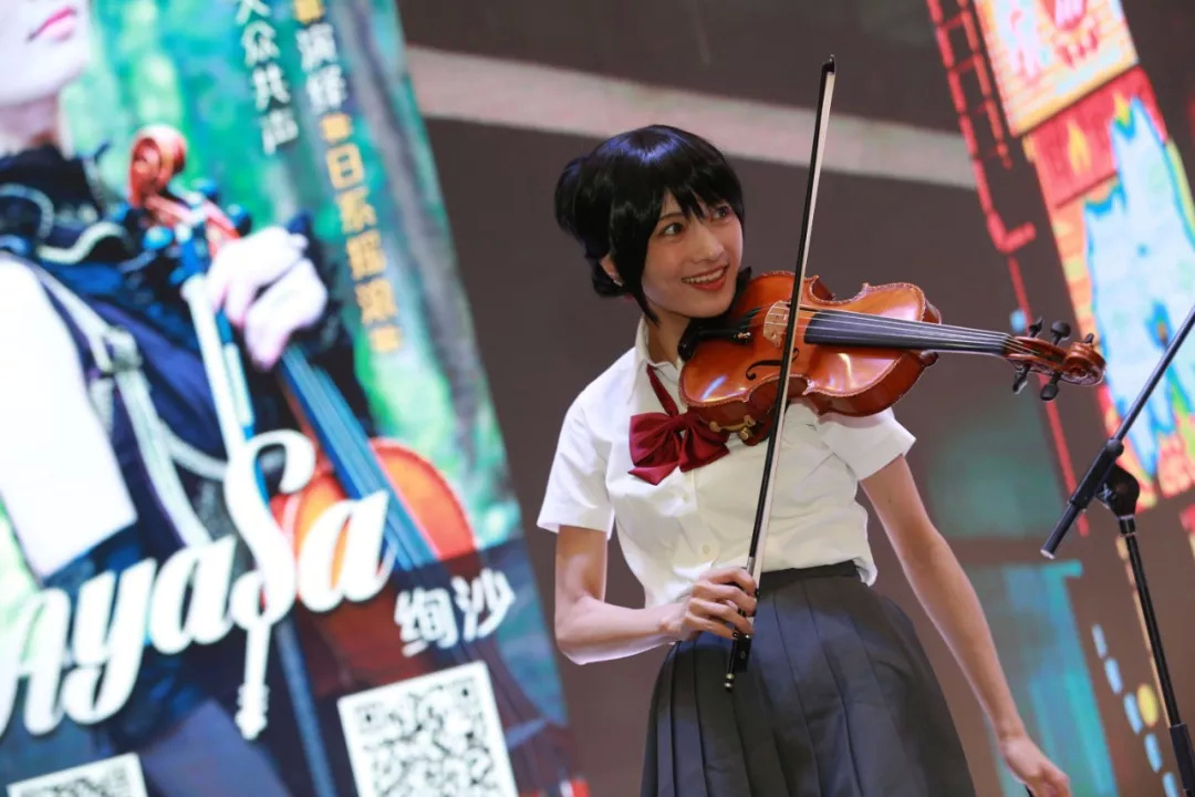 小提琴女神 酒窩淺笑融化網友