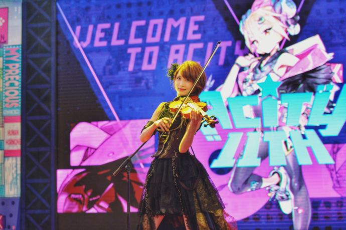 小提琴女神 酒窩淺笑融化網友