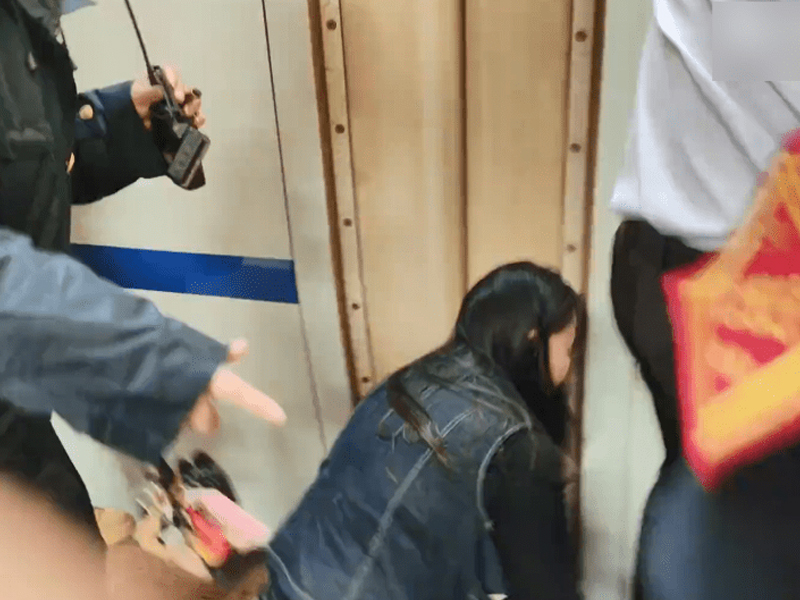 小童誤墮地鐵罅隙 小童誤墮地鐵罅隙