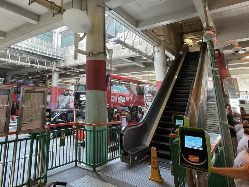 老婦輪椅推老人上扶手電梯!連人輪椅電梯上跌下 老婦輪椅推老人上扶手電梯!連人輪椅電梯上跌下