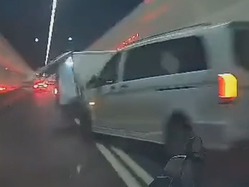 城門隧道嚴重車禍:兩貨車與的士相撞 城門隧道嚴重車禍:兩貨車與的士相撞
