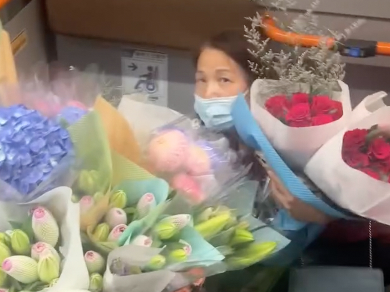 花卉運送遇阻,九巴司機與花店女子爆發口角 花卉運送遇阻,九巴司機與花店女子爆發口角