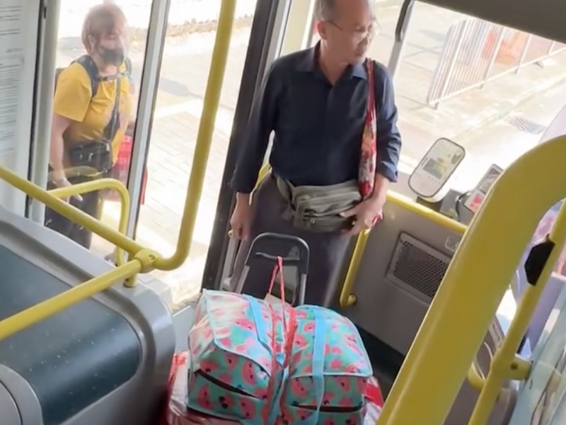 阿伯攜行李遭拒,九巴車廂內狂踢門 阿伯攜行李遭拒,九巴車廂內狂踢門