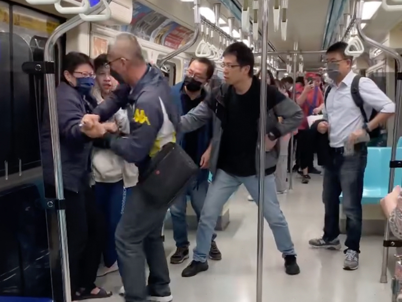 地鐵車廂內,女乘客持刀隨機攻擊,男學生受傷 地鐵車廂內,女乘客持刀隨機攻擊,男學生受傷