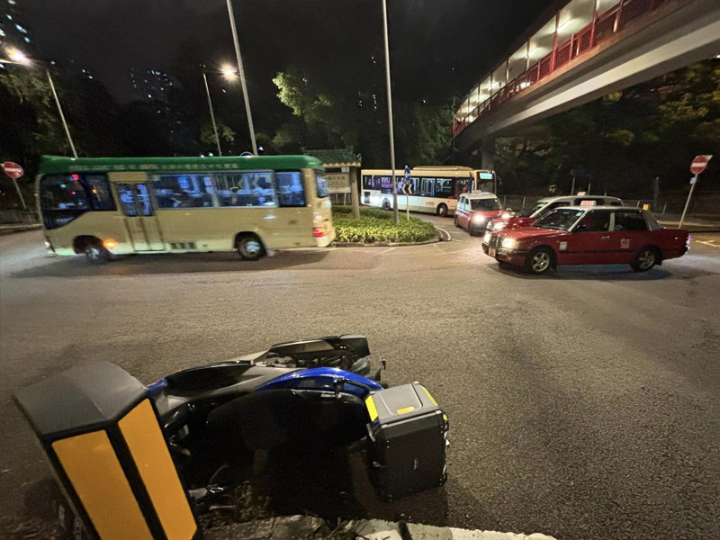 黃大仙車禍,電單車捱的士撞瞬間 黃大仙車禍,電單車捱的士撞瞬間