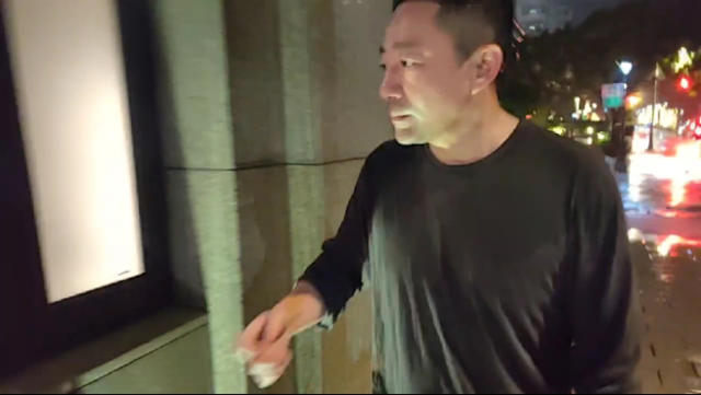汪小菲雨中跪地，深情悼念徐熙媛
