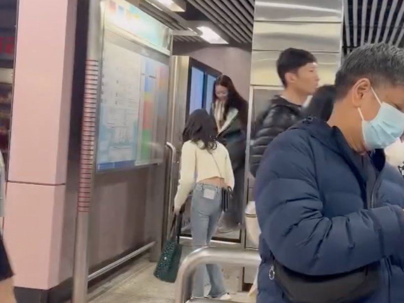 兩少女公然跳閘逃票