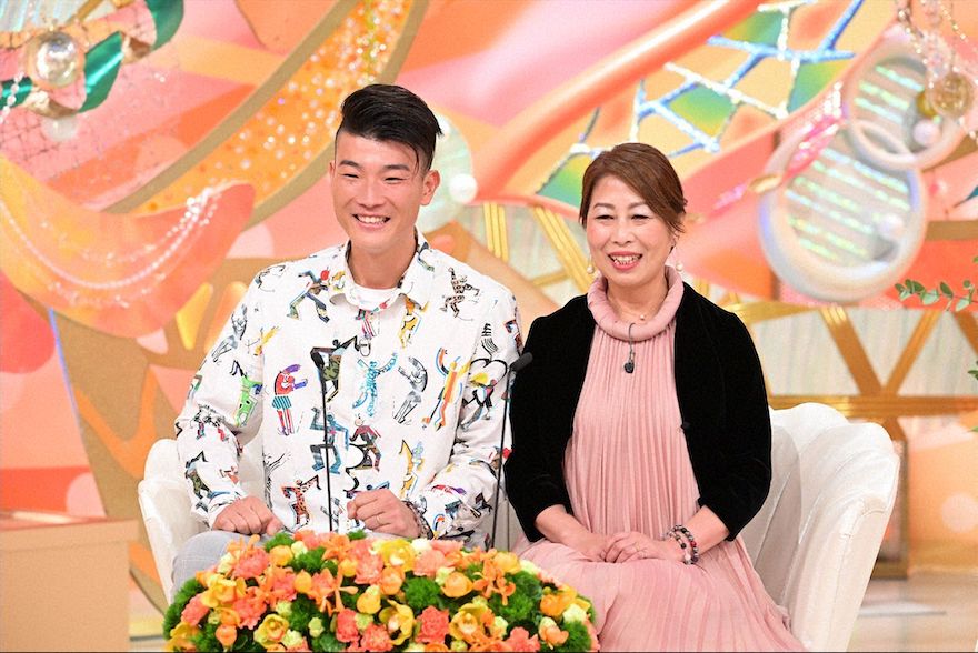 愛上同學大 21 歲媽媽！他一見鍾情