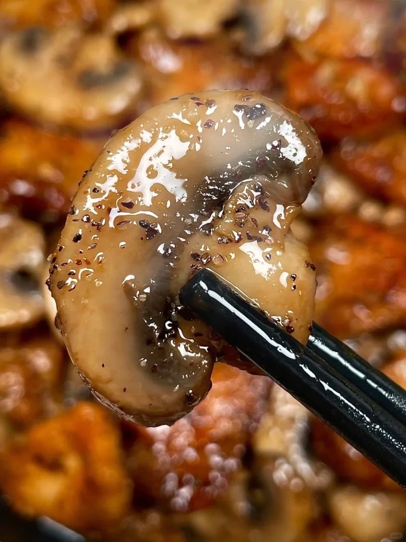 黑椒口蘑炒雞胸肉，香氣四溢超美味