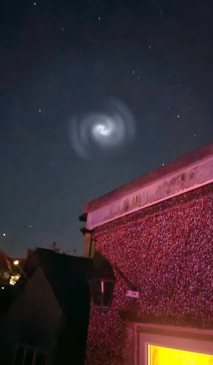英國夜空驚現，神秘藍白螺旋光團