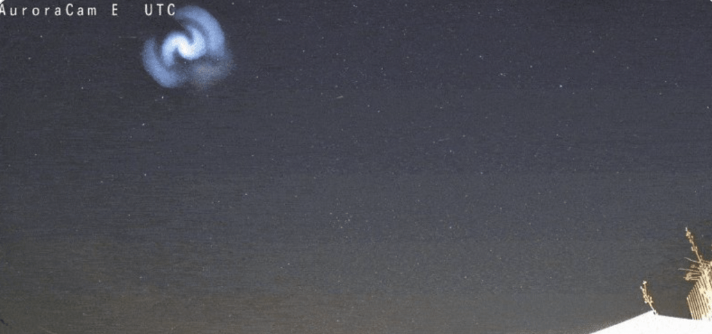 英國夜空驚現，神秘藍白螺旋光團