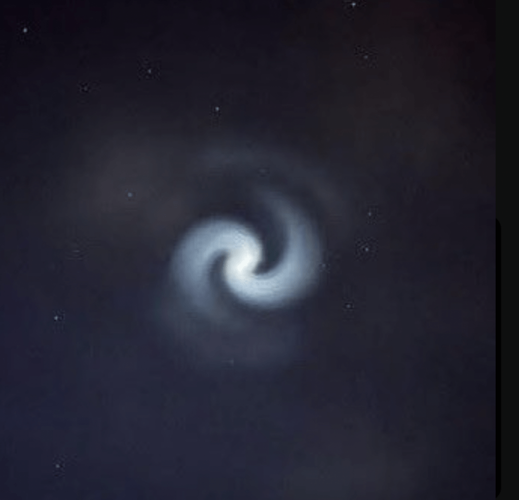 英國夜空驚現，神秘藍白螺旋光團