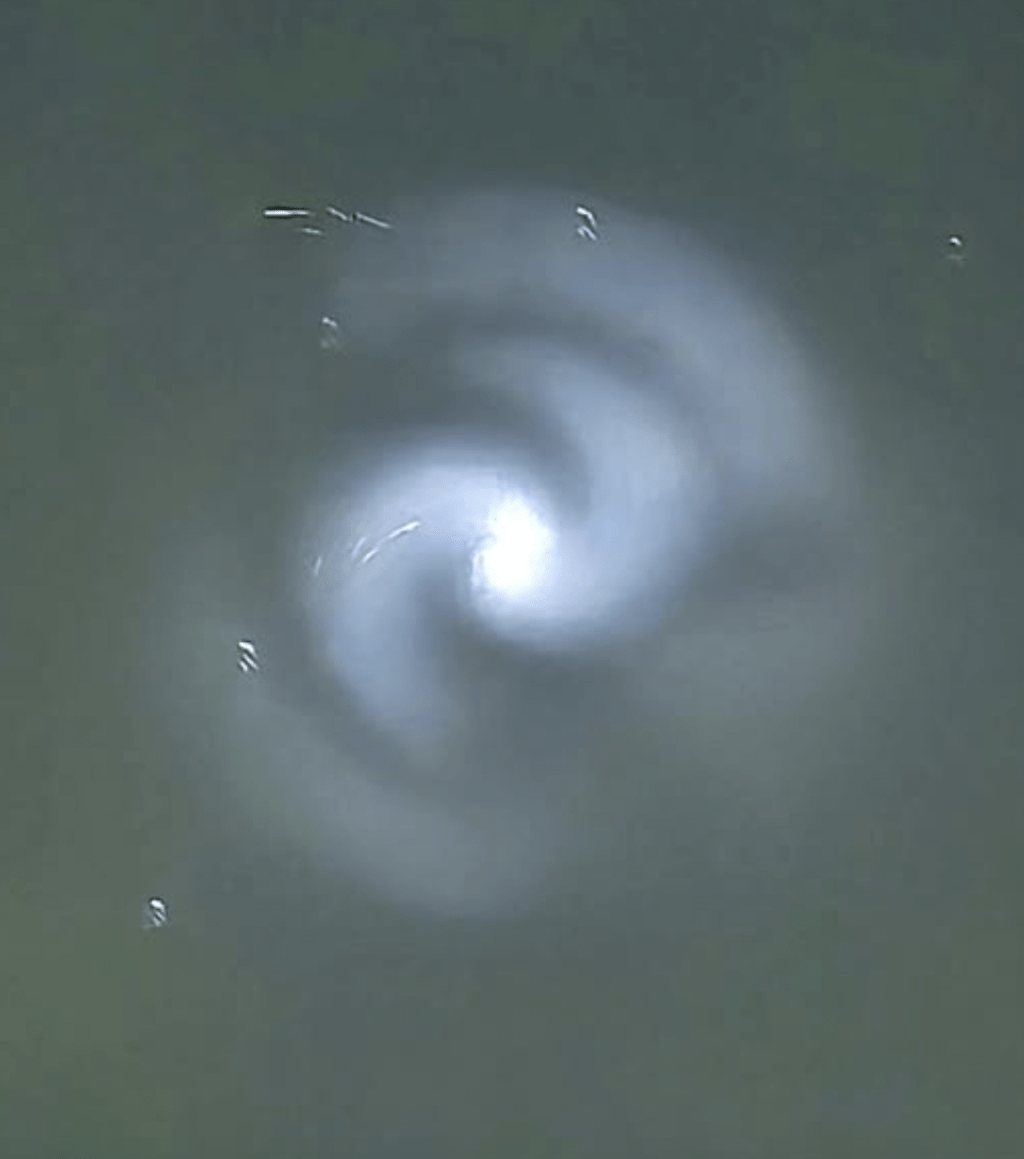 英國夜空驚現，神秘藍白螺旋光團