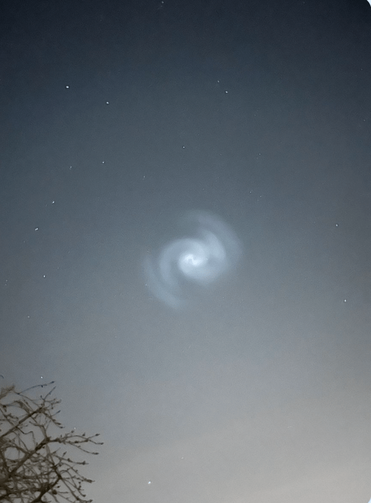 英國夜空驚現，神秘藍白螺旋光團