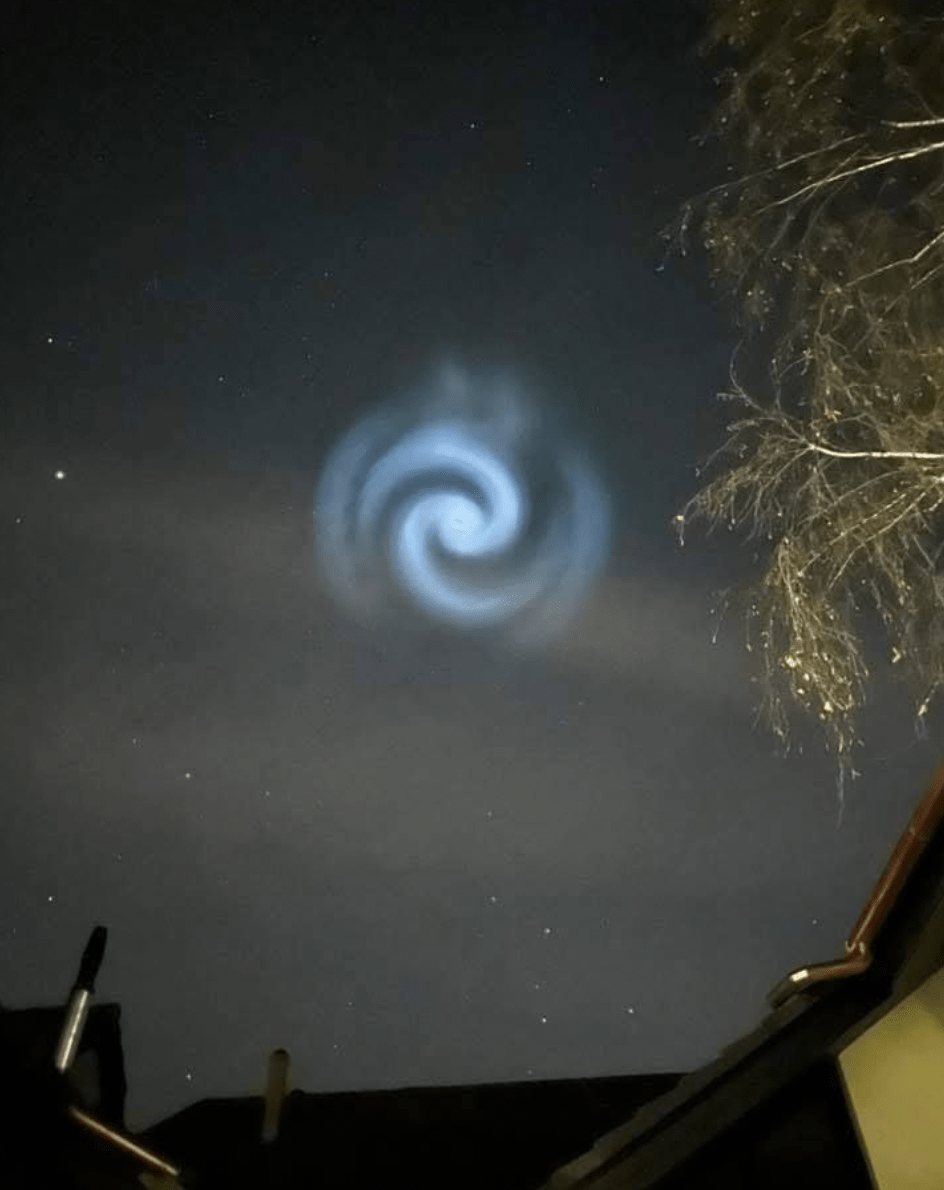 英國夜空驚現，神秘藍白螺旋光團