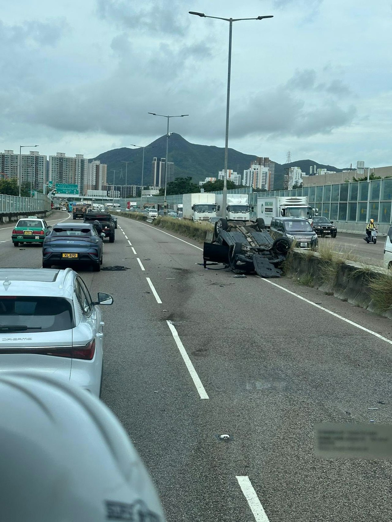 元朗交通事故 私家車四輪朝天