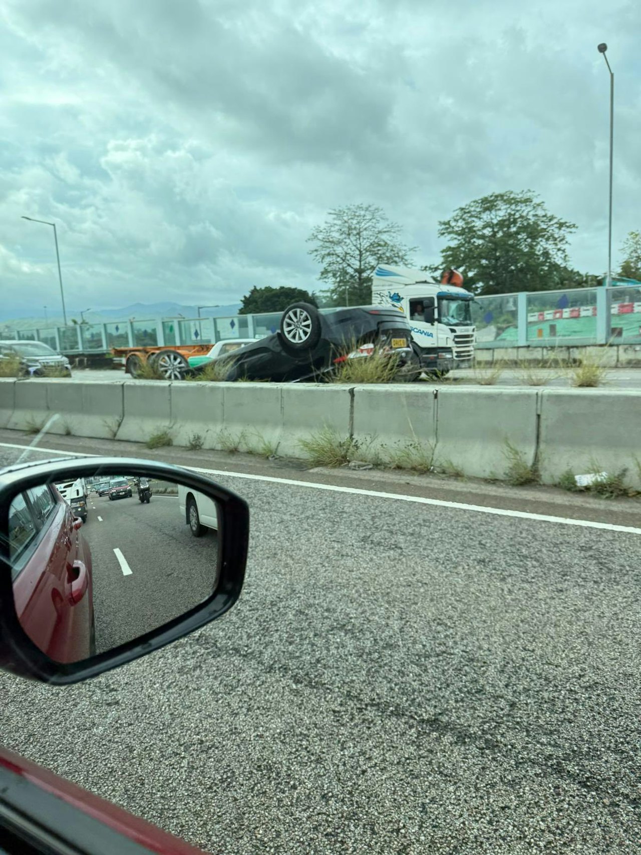 元朗交通事故 私家車四輪朝天