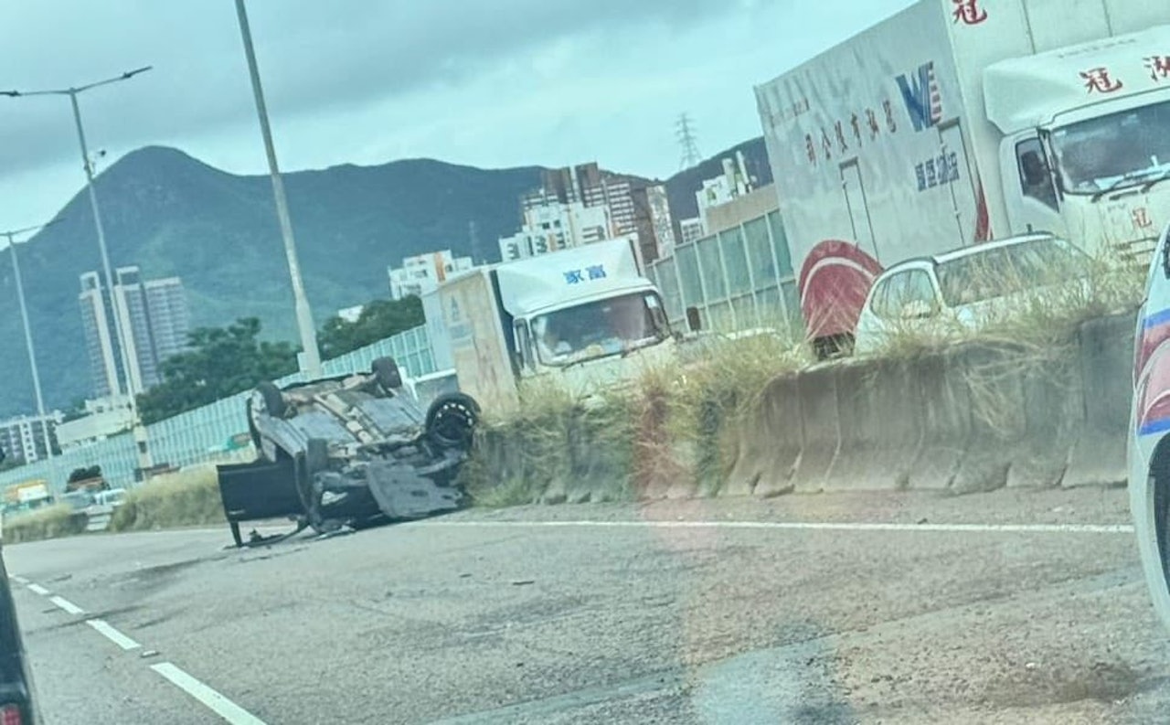 元朗交通事故 私家車四輪朝天